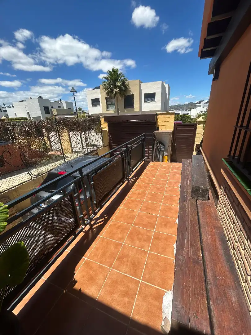 Terrasse von Einfamilien-Reihenhaus zum Verkauf in Alhaurín de la Torre mit Klimaanlage, Privatgarten und Terrasse