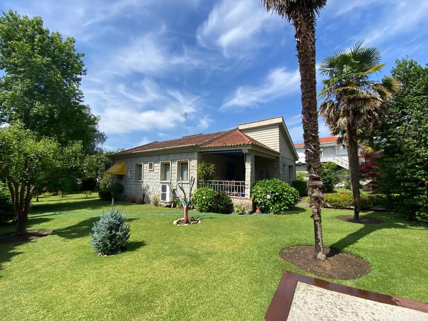 Vista exterior de Casa o xalet en venda en Leiro amb Aire condicionat, Calefacció i Jardí privat