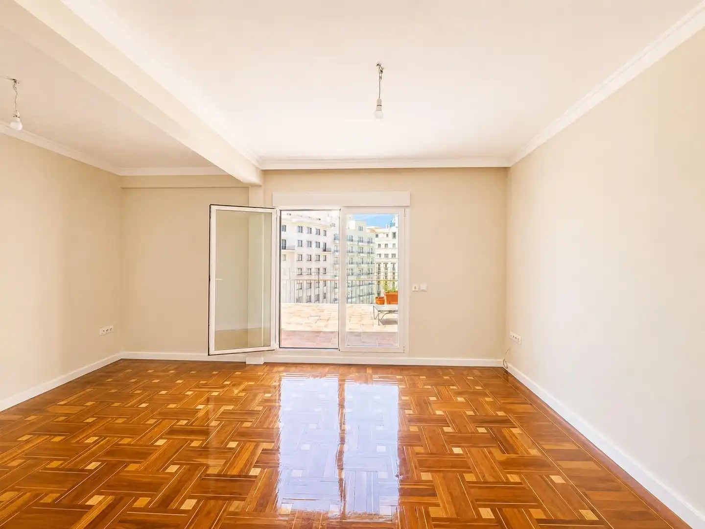 Sala d'estar de Àtic de lloguer en Madrid amb Calefacció, Parquet i Terrassa