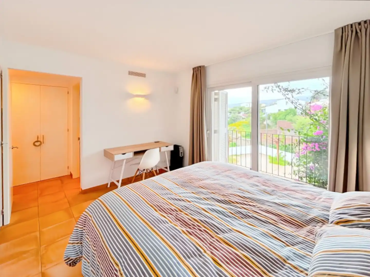 Schlafzimmer von Einfamilien-Reihenhaus zum Verkauf in Cadaqués mit Klimaanlage, Heizung und Terrasse