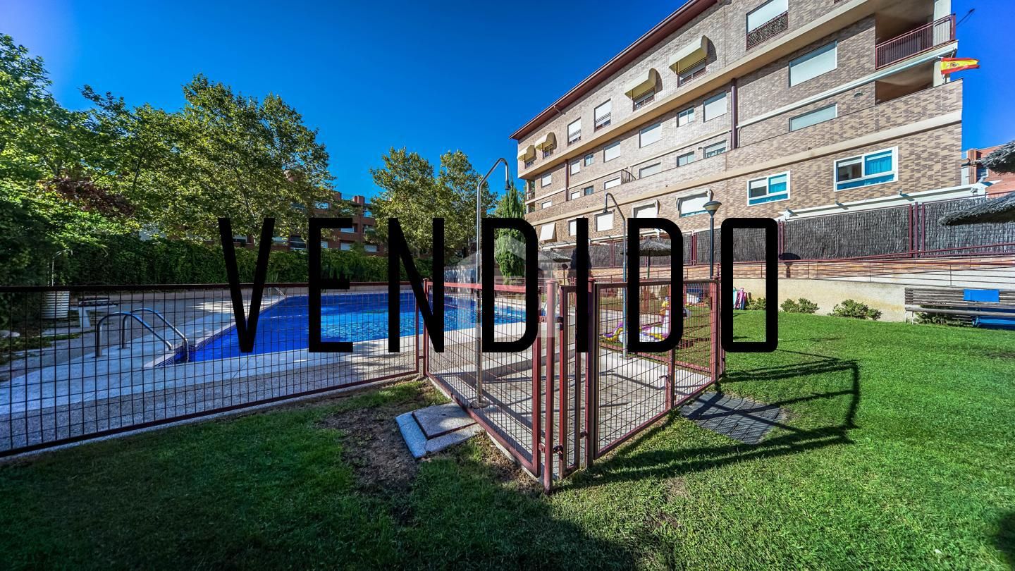 Swimming pool of Duplex for sale in Alcorcón  with Air Conditioner, Heating and Terrace