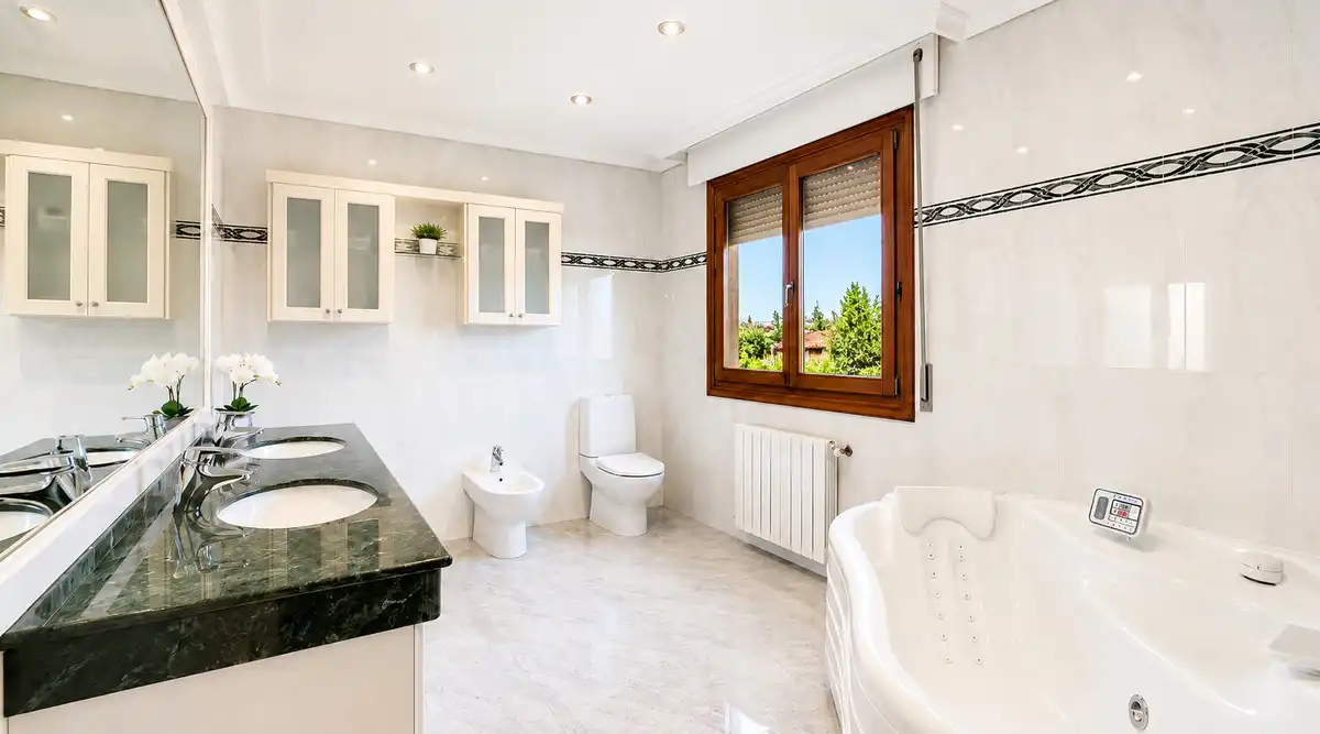 Baño de Casa o chalet en venta en Alcalá de Henares con Aire acondicionado, Calefacción y Jardín privado