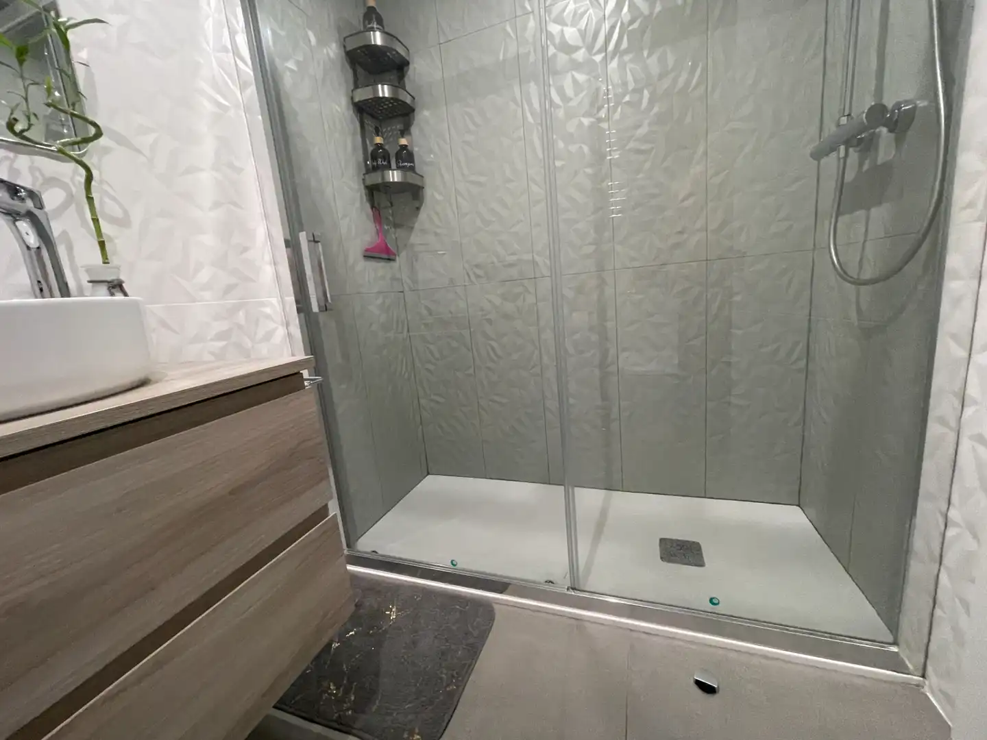 Bathroom of Flat for rent in Gijón   with Heating, Terrace and Furnished