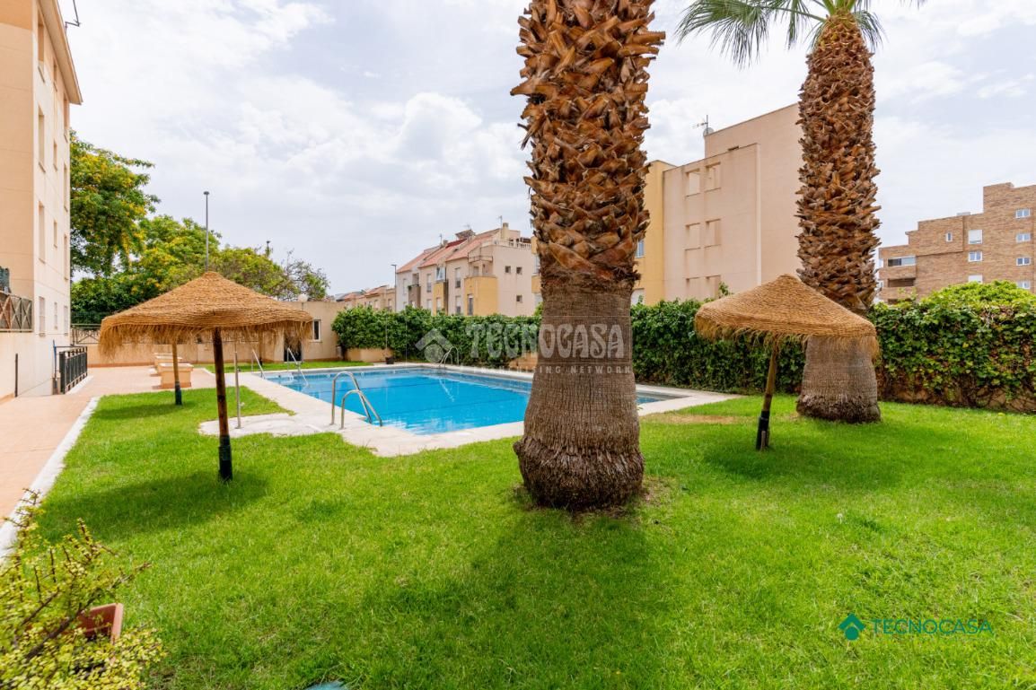 Piscina de Piso en venta en Roquetas de Mar con Aire acondicionado, Terraza y Piscina comunitaria