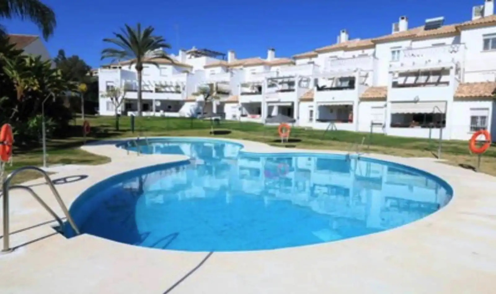 Vista exterior de Casa adosada en venda en Estepona amb Aire condicionat, Terrassa i Piscina