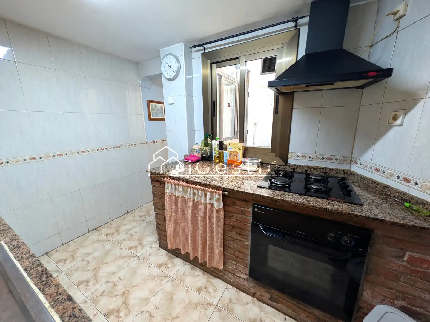 Cuina de Casa adosada en venda en Santa Coloma de Gramenet amb Aire condicionat, Calefacció i Jardí privat
