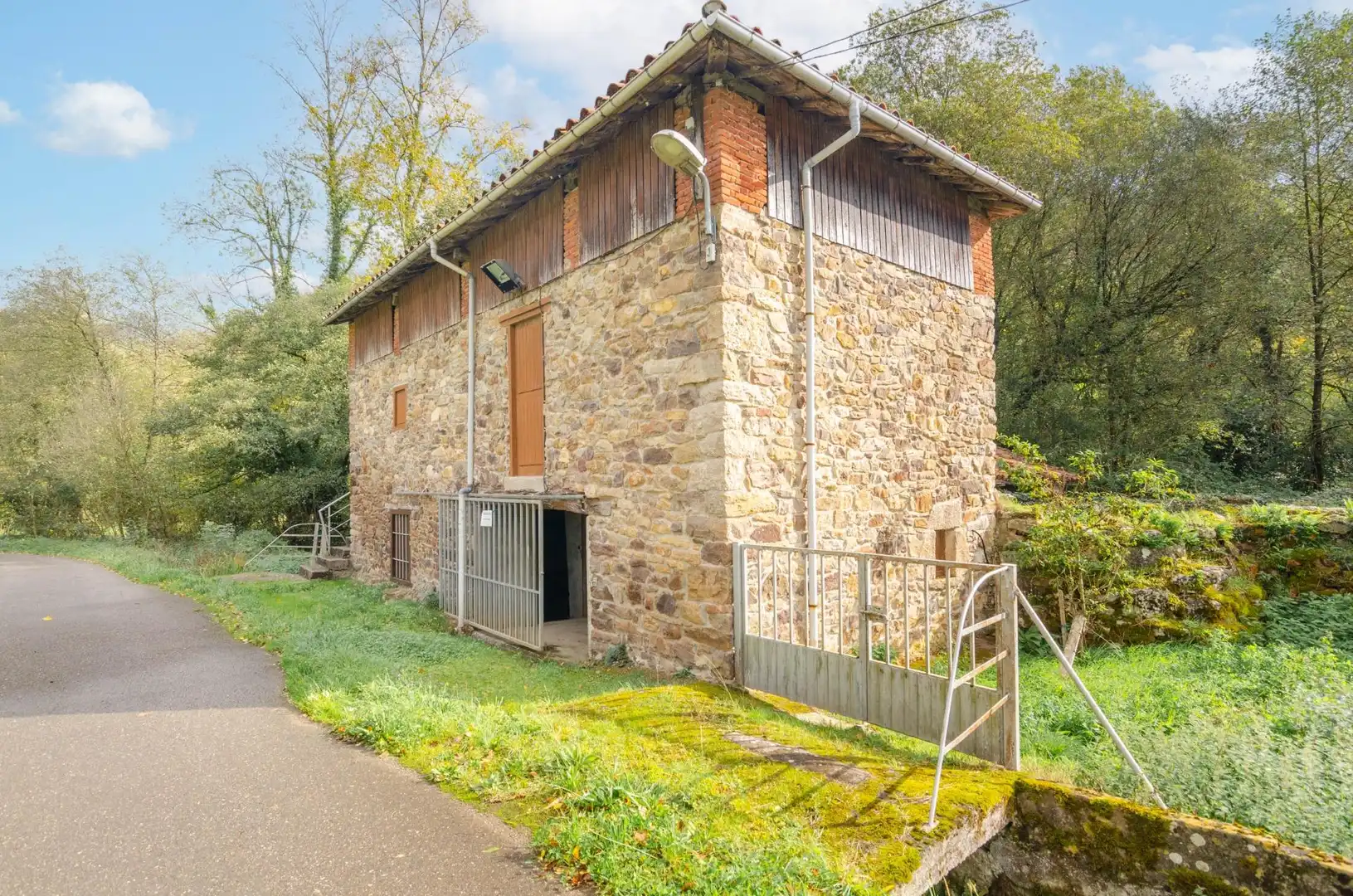 Vista exterior de Casa o chalet en venta en Salas con Calefacción, Jardín privado y Amueblado