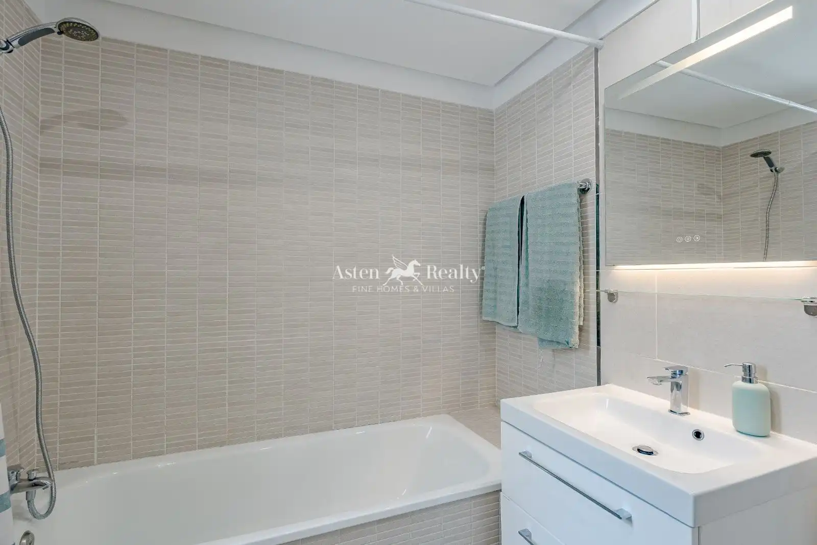Badezimmer von Dachboden zum Verkauf in Adeje mit Klimaanlage, Privatgarten und Terrasse