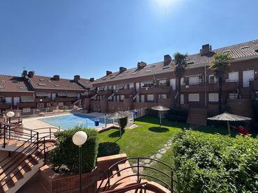 Dúplex amb piscina en venda a Sevilla la Nueva