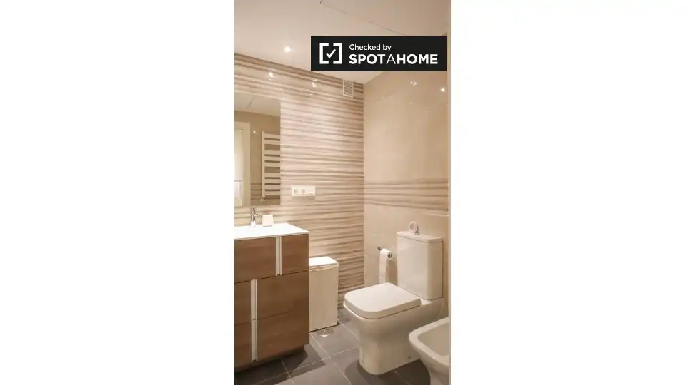 Badezimmer von Wohnung zur Miete in Madrid mit Klimaanlage, Heizung und Möbliert