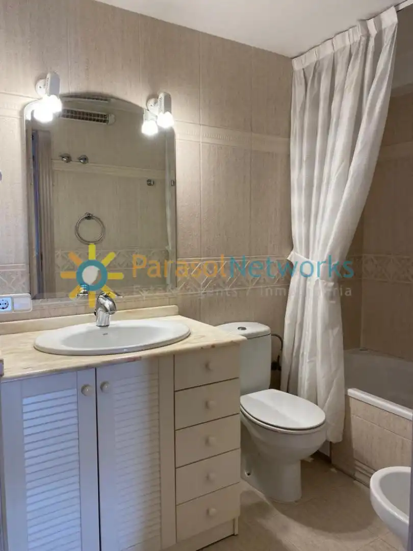 Bany de Apartament de lloguer en Gandia amb Aire condicionat, Moblat i Balcó