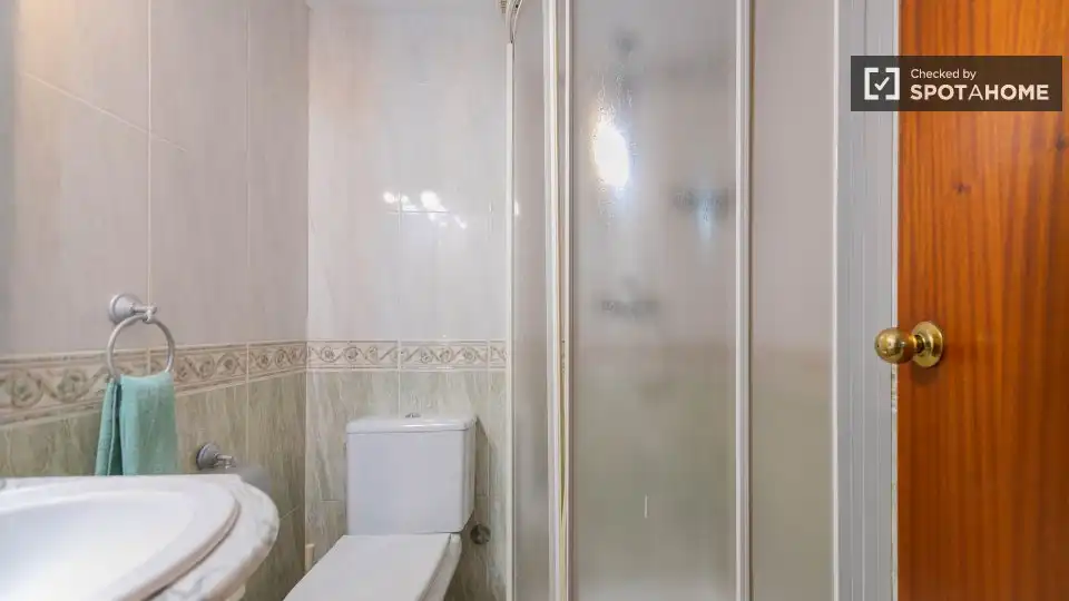 Baño de Piso de alquiler en Valencia con Aire acondicionado, Calefacción y Amueblado