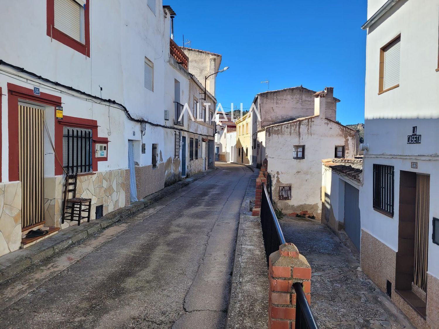Vista exterior de Casa adosada en venda en Enguídanos amb Terrassa