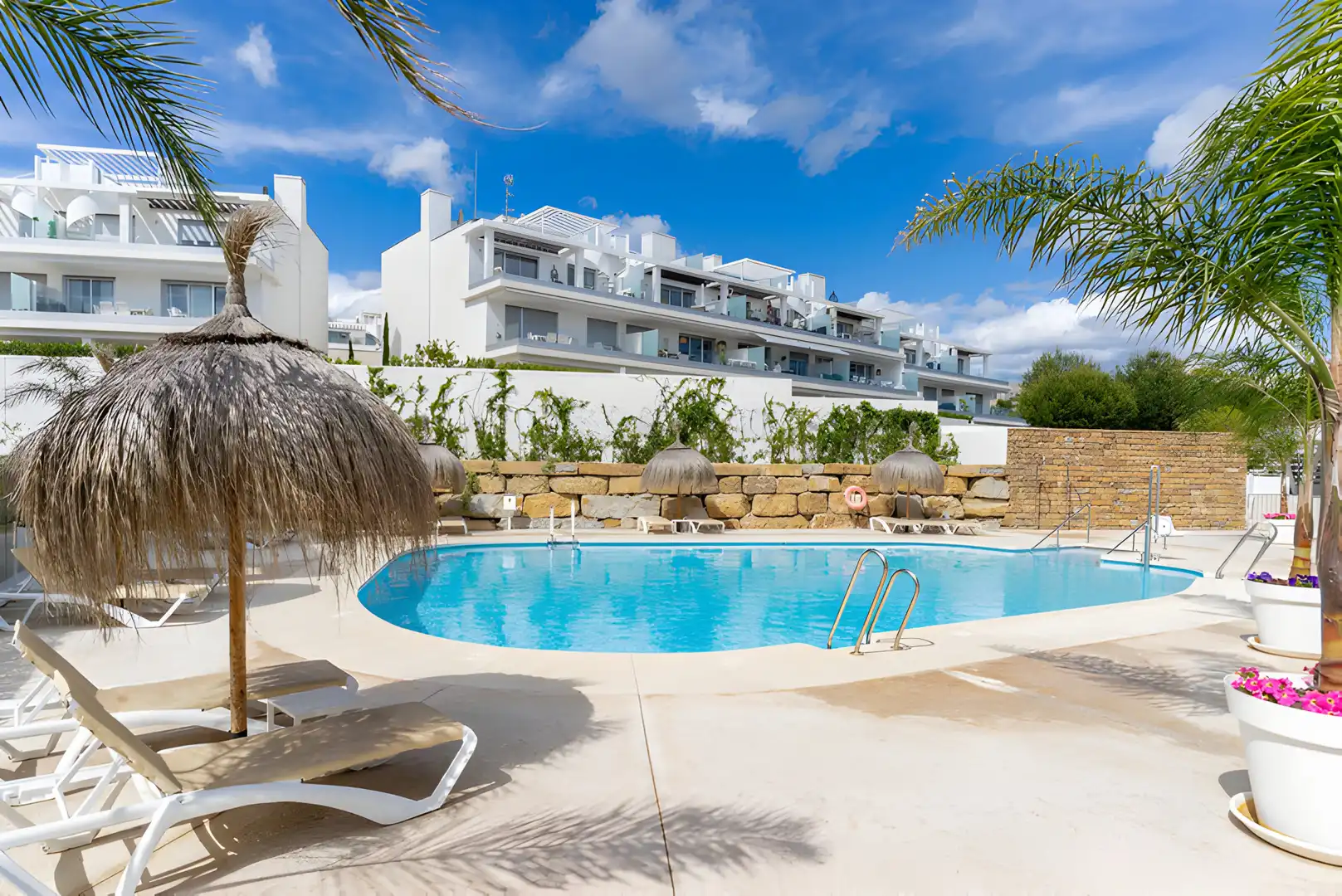 Vista exterior de Planta baixa en venda en Estepona amb Aire condicionat, Terrassa i Piscina