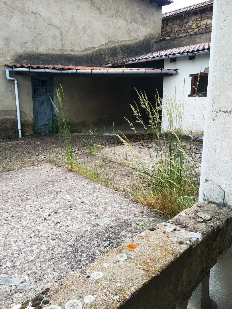 Casa adosada en venda en Cármenes amb Balcó