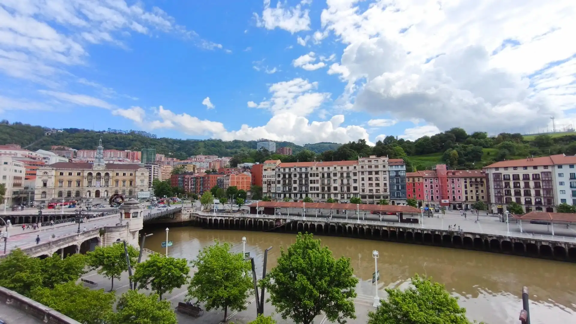 Außenansicht von Wohnung zur Miete in Bilbao  mit Heizung, Terrasse und Möbliert
