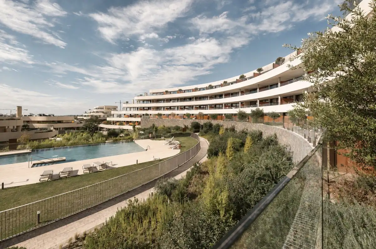 Außenansicht von Erdgeschoss zum Verkauf in Fuengirola mit Terrasse und Abstellraum