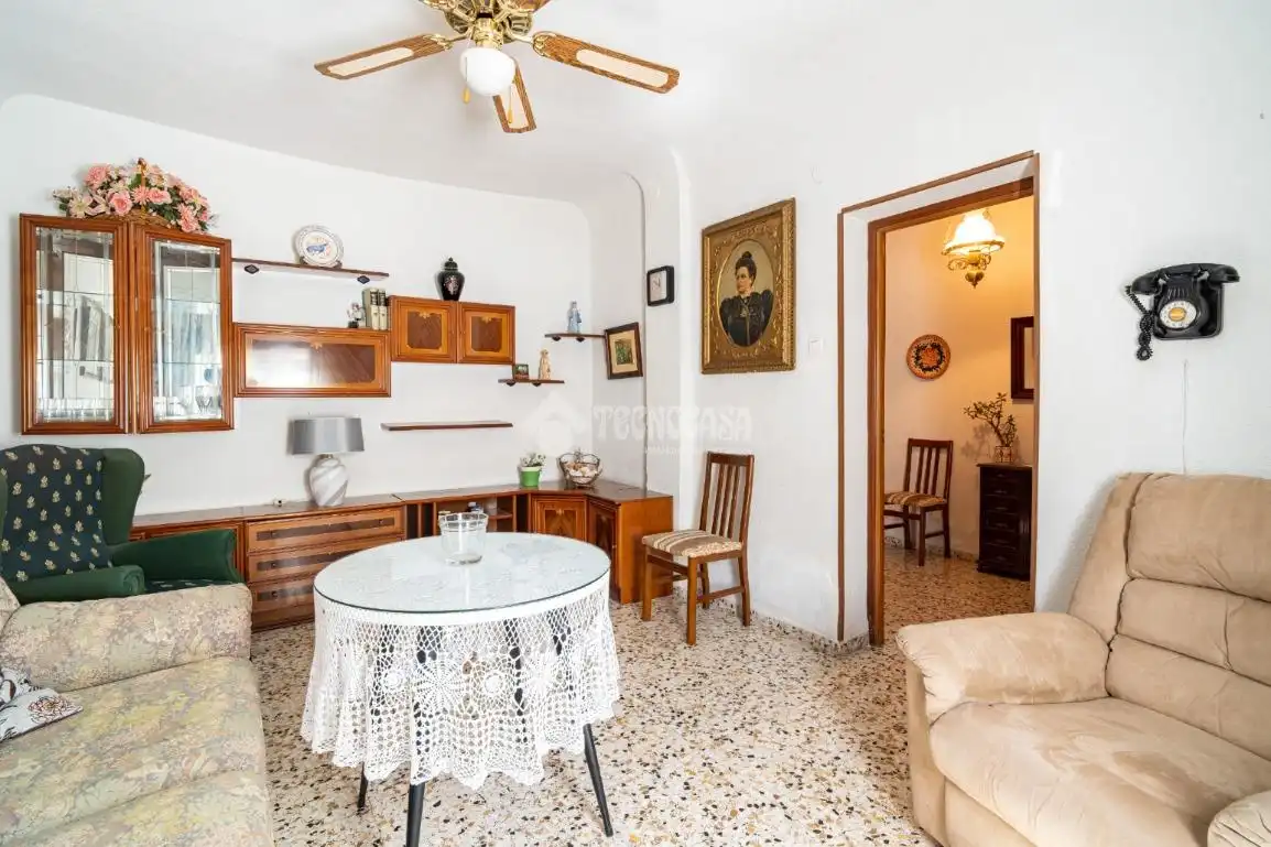 Sala d'estar de Casa adosada en venda en Granada