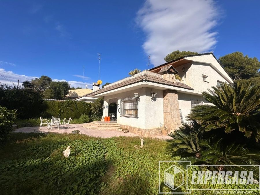 Vista exterior de Casa o xalet en venda en Paterna amb Aire condicionat, Terrassa i Traster