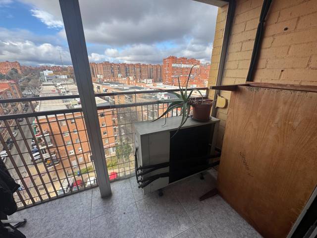 Piso en Venta en Calle FUENGIROLA en Palomeras Sureste