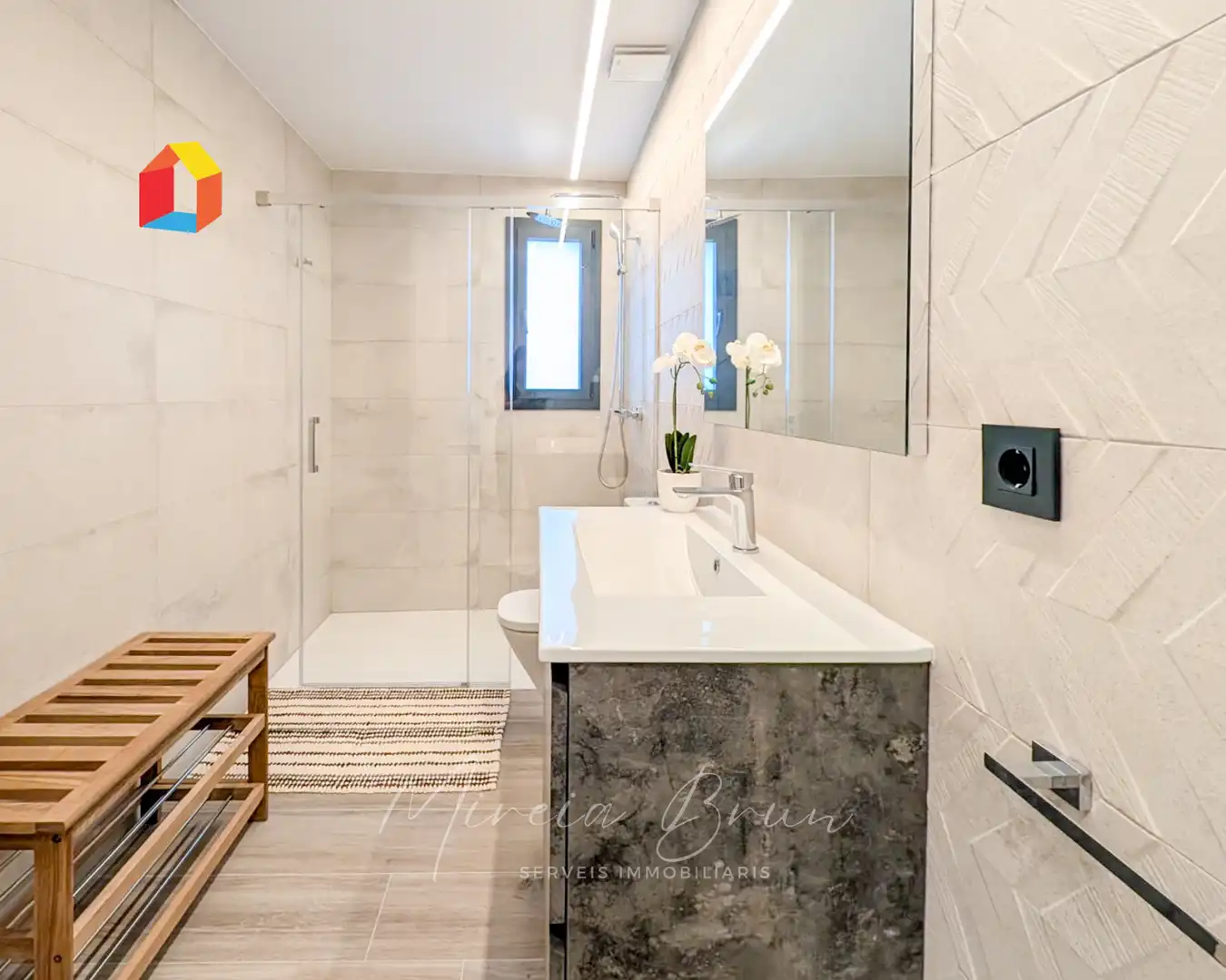 Badezimmer von Dachboden zur Miete in Tona mit Heizung