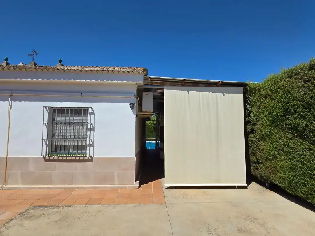 Vista exterior de Casa o xalet en venda en Espartinas amb Aire condicionat i Piscina