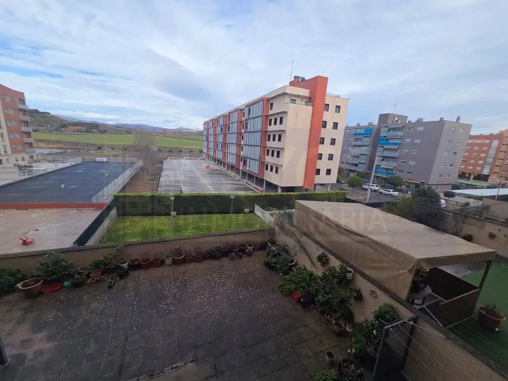 Außenansicht von Wohnungen zum Verkauf in  Logroño mit Heizung, Terrasse und Schwimmbad