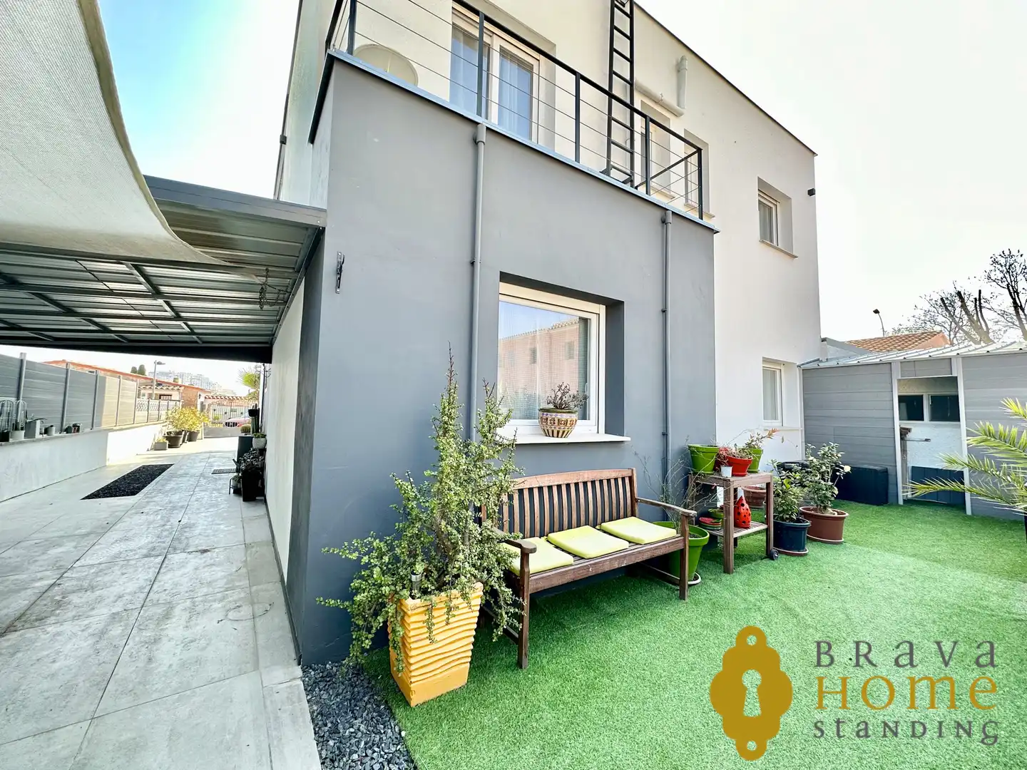 Außenansicht von Haus oder Chalet zum Verkauf in Empuriabrava mit Klimaanlage, Heizung und Privatgarten