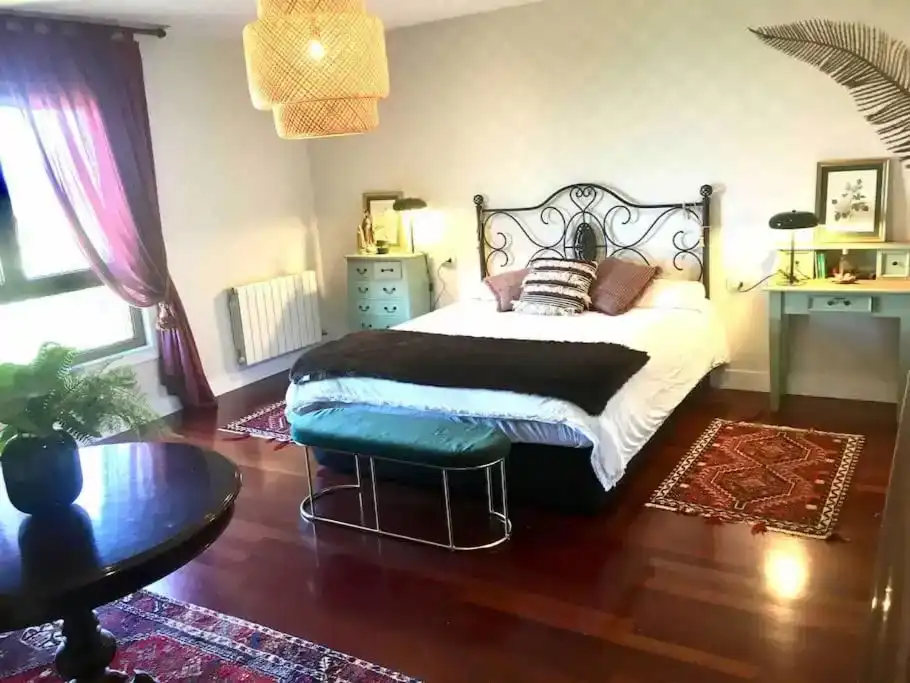 Dormitori de Casa o xalet de lloguer en Vigo  amb Piscina i Balcó