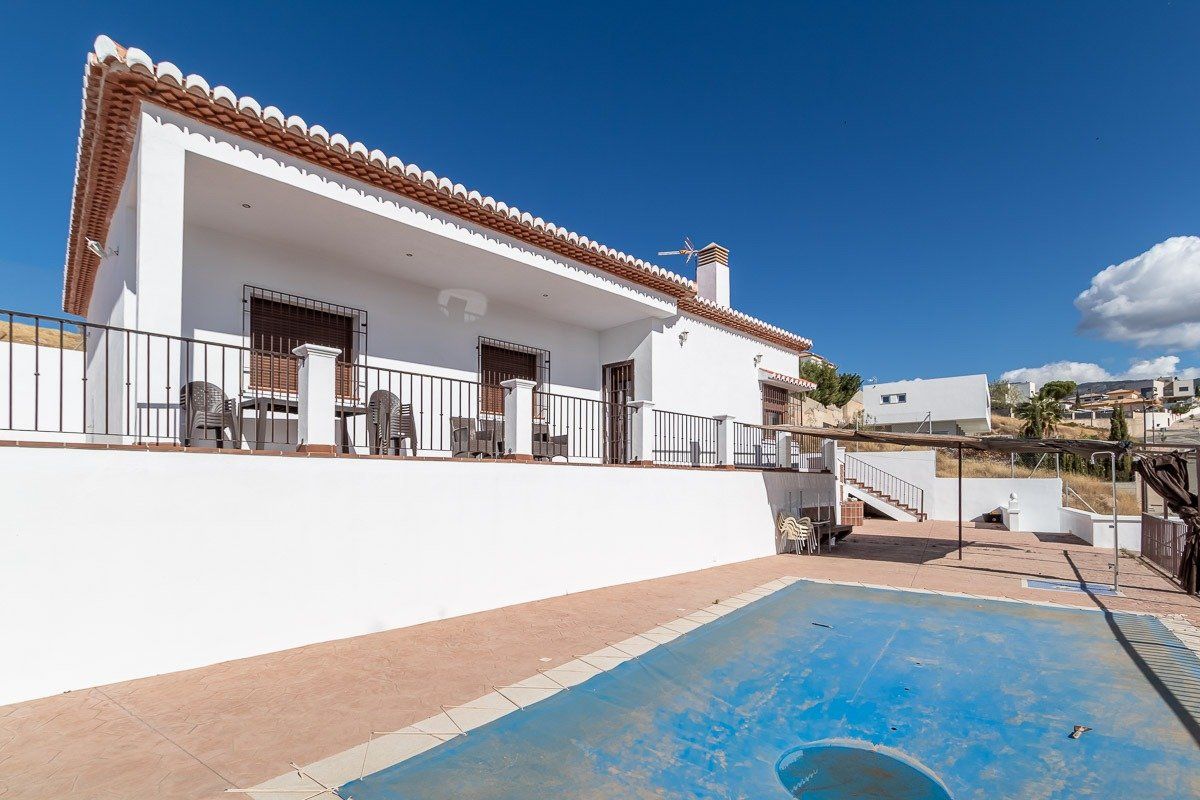 Vista exterior de Casa o xalet en venda en La Zubia amb Jardí privat, Terrassa i Traster