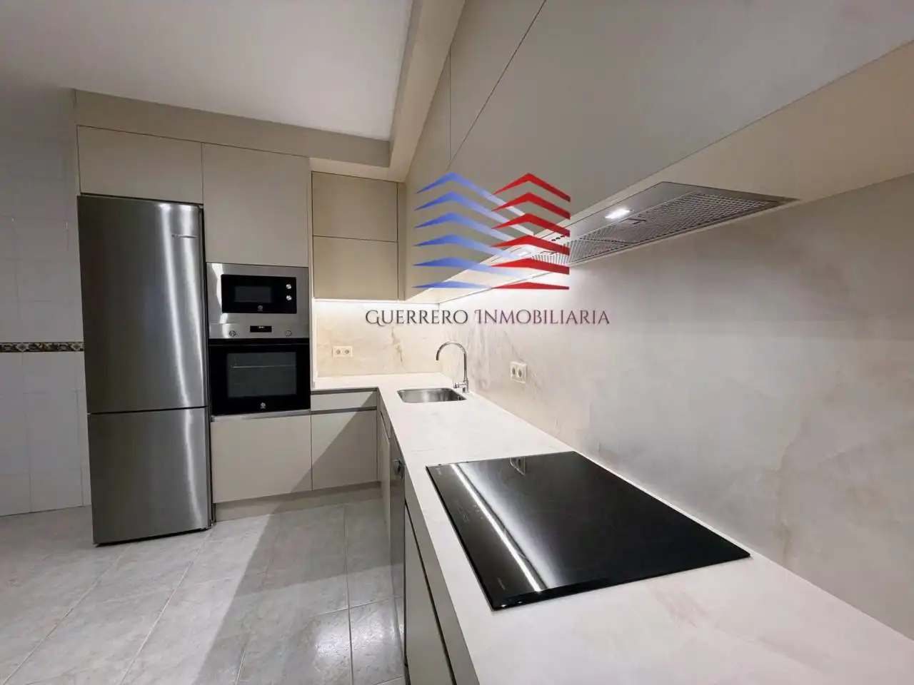 Cuina de Pis de lloguer en Ourense Capital  amb Calefacció i Parquet