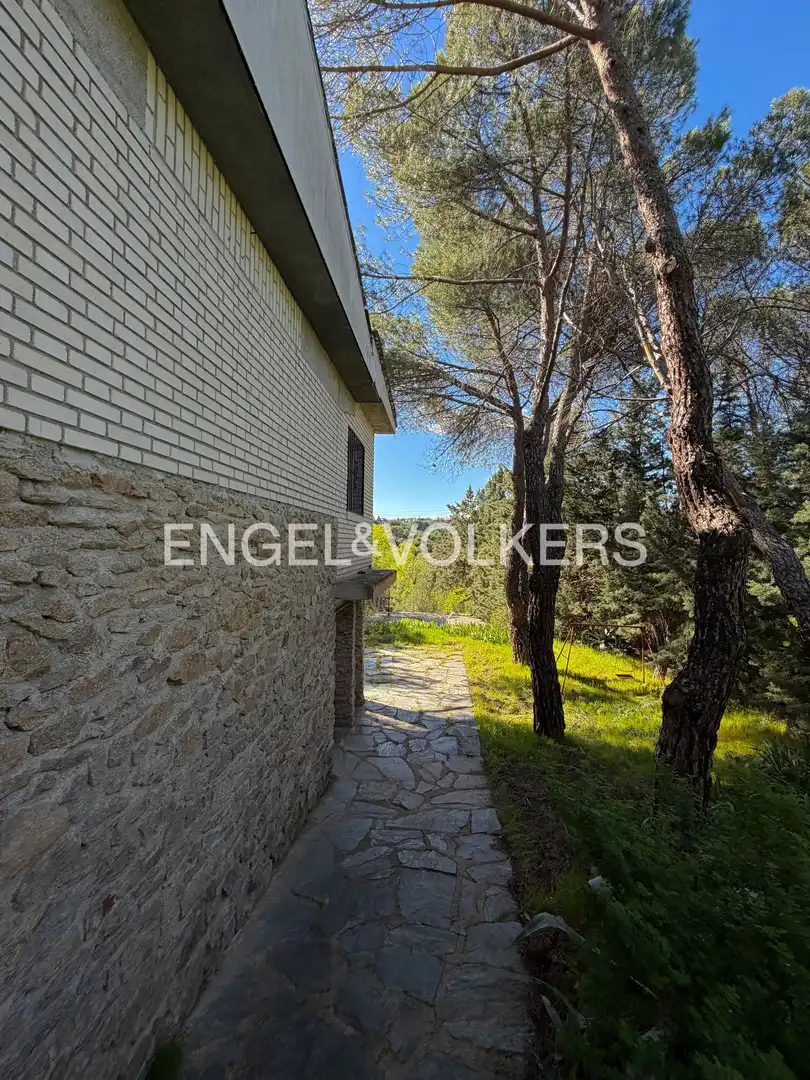 Vista exterior de Casa o xalet en venda en Las Rozas de Madrid amb Calefacció, Jardí privat i Piscina