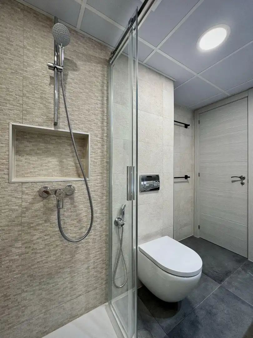 Bathroom of Apartments for rent in Benidorm  with Air Conditioner, Furnished and Community pool