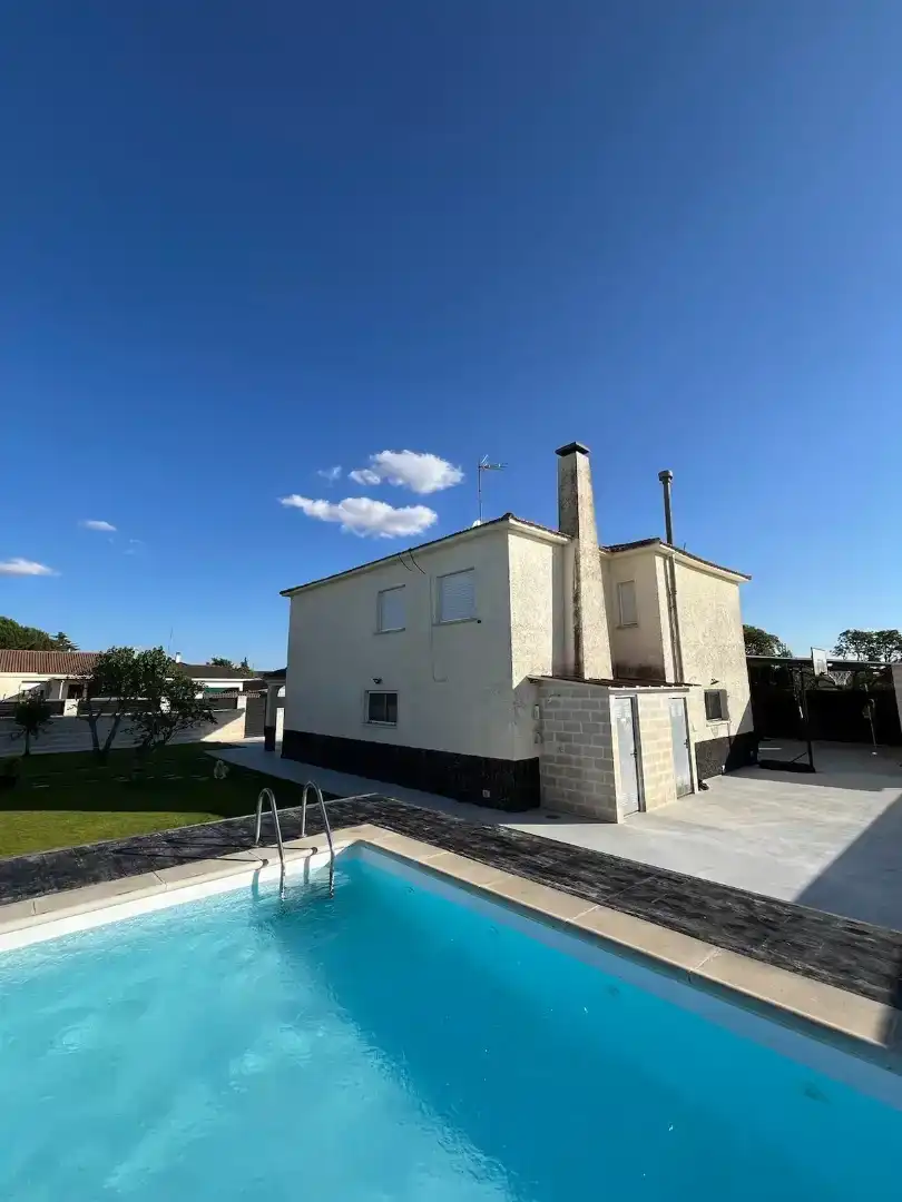 Vista exterior de Casa o chalet de alquiler en Calvarrasa de Abajo con Jardín privado, Piscina y Amueblado