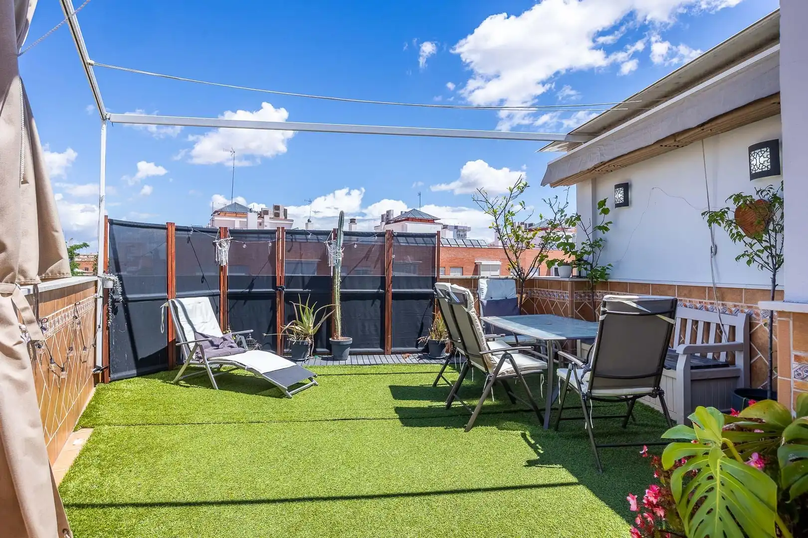 Terrasse von Einfamilien-Reihenhaus zum Verkauf in Sevilla mit Klimaanlage und Abstellraum