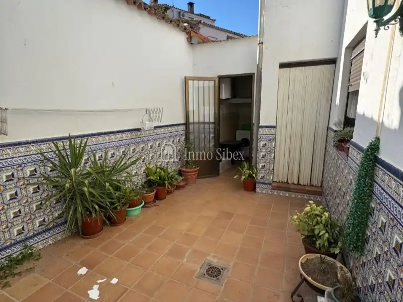 Vista exterior de Casa o xalet en venda en Herrera del Duque amb Aire condicionat, Terrassa i Moblat