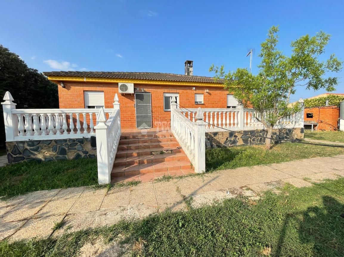 Vista exterior de Finca rústica en venda en Badajoz Capital amb Aire condicionat, Calefacció i Jardí privat