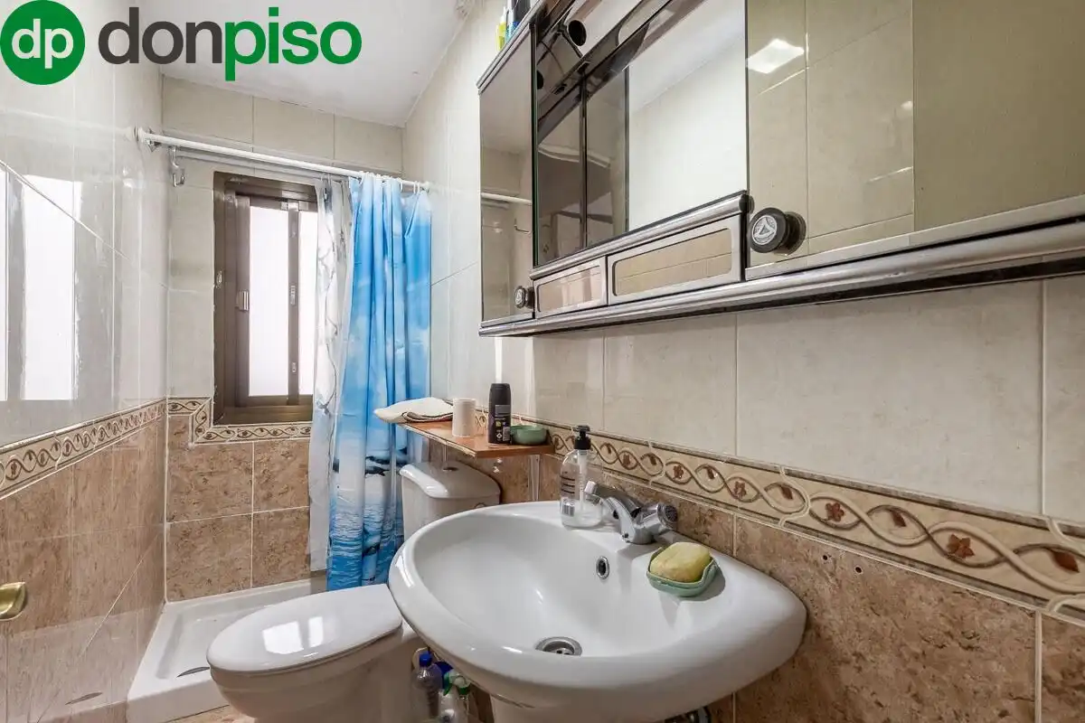Badezimmer von Wohnung zum Verkauf in Granada
