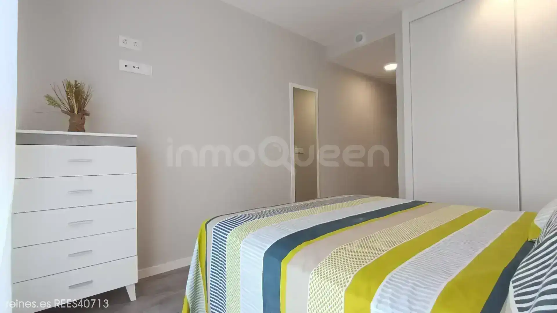Habitación de Piso de alquiler en Oviedo  con Calefacción, Terraza y Amueblado