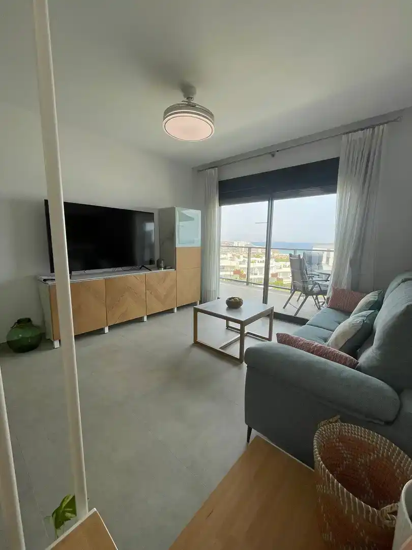 Sala d'estar de Pis de lloguer en Santa Pola amb Aire condicionat, Piscina i Moblat