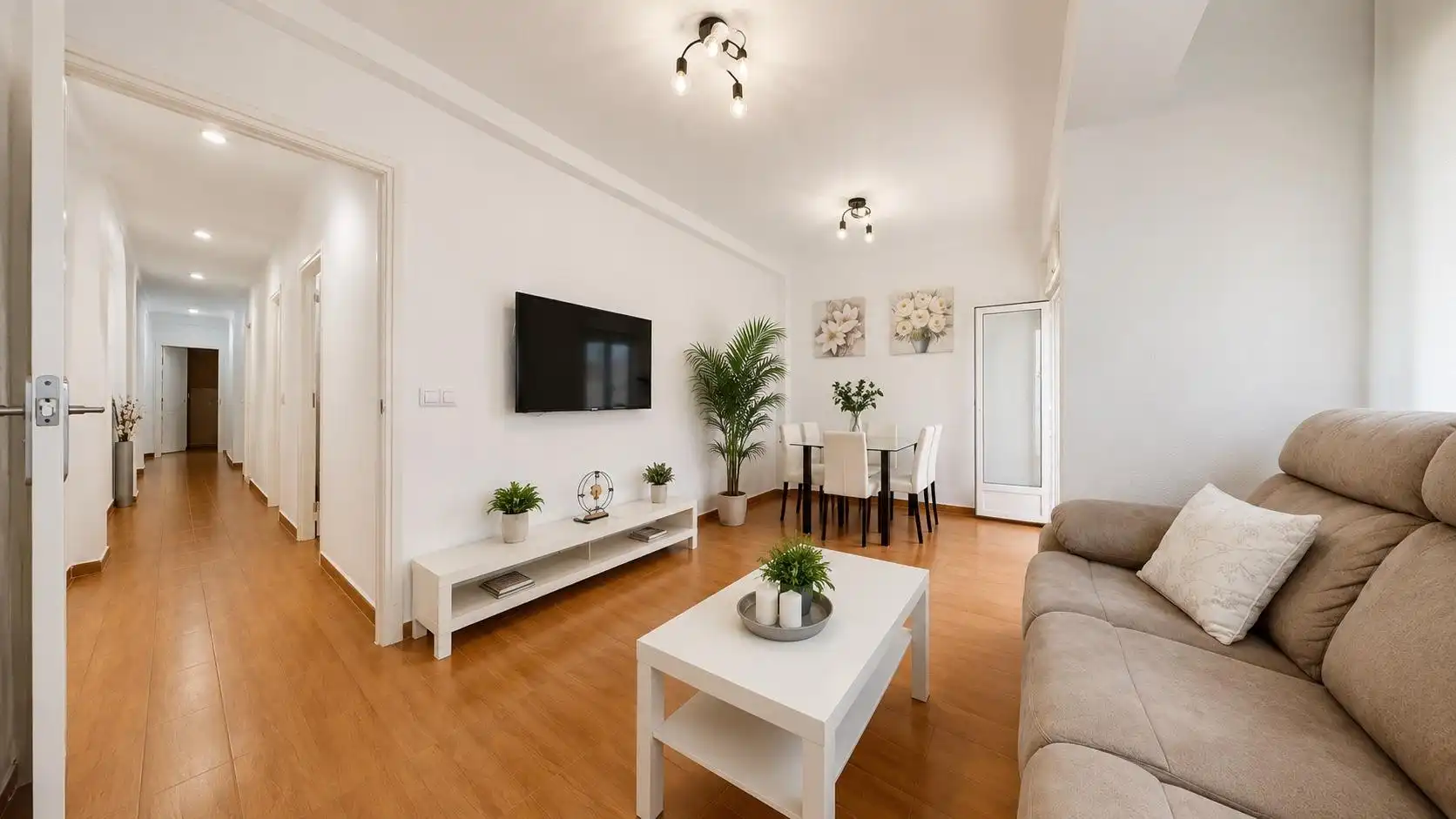 Sala d'estar de Apartament de lloguer en Almería amb Moblat i Balcó