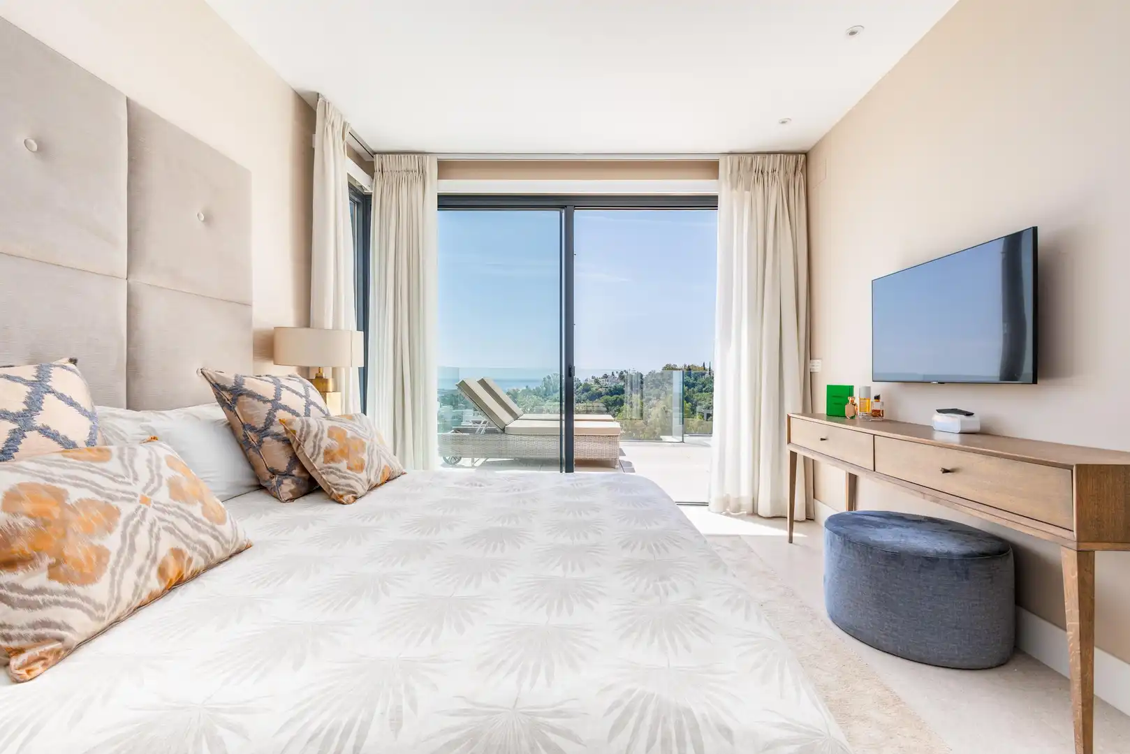 Habitación de Apartamento en venta en Benahavís con Aire acondicionado, Calefacción y Jardín privado