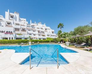 Vista exterior de Apartament en venda en Estepona amb Aire condicionat, Terrassa i Moblat