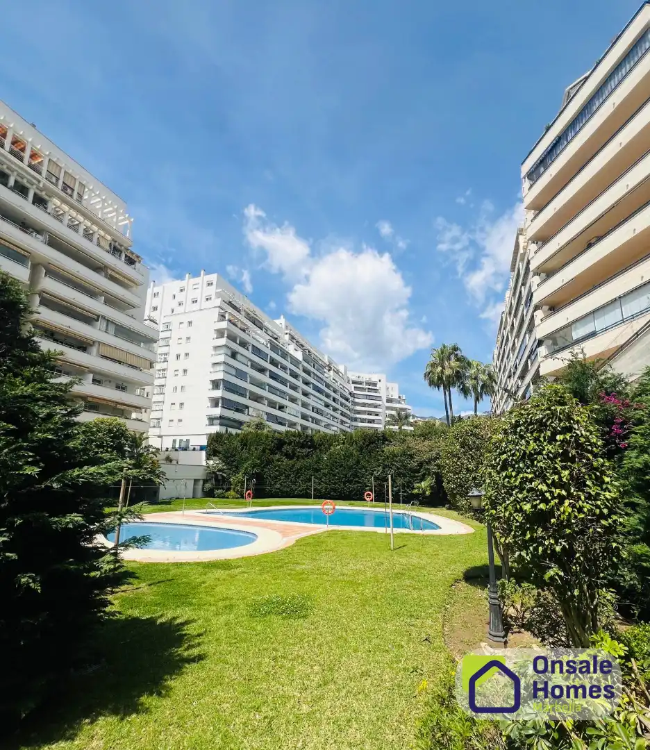 Vista exterior de Dúplex en venda en Marbella amb Aire condicionat, Terrassa i Balcó