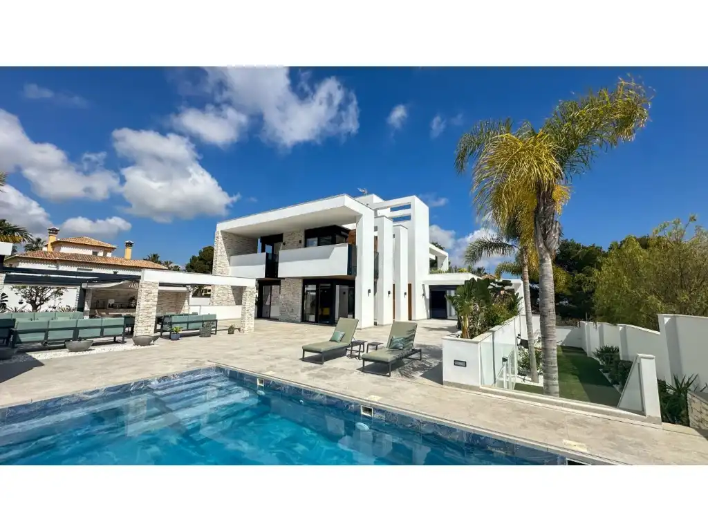 House with pool for sale in Urbanizacion V Martin Brisas 152