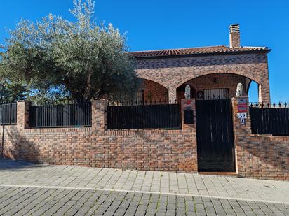 Exterior view of House or chalet for sale in Arganda del Rey  with Air Conditioner, Heating and Private garden