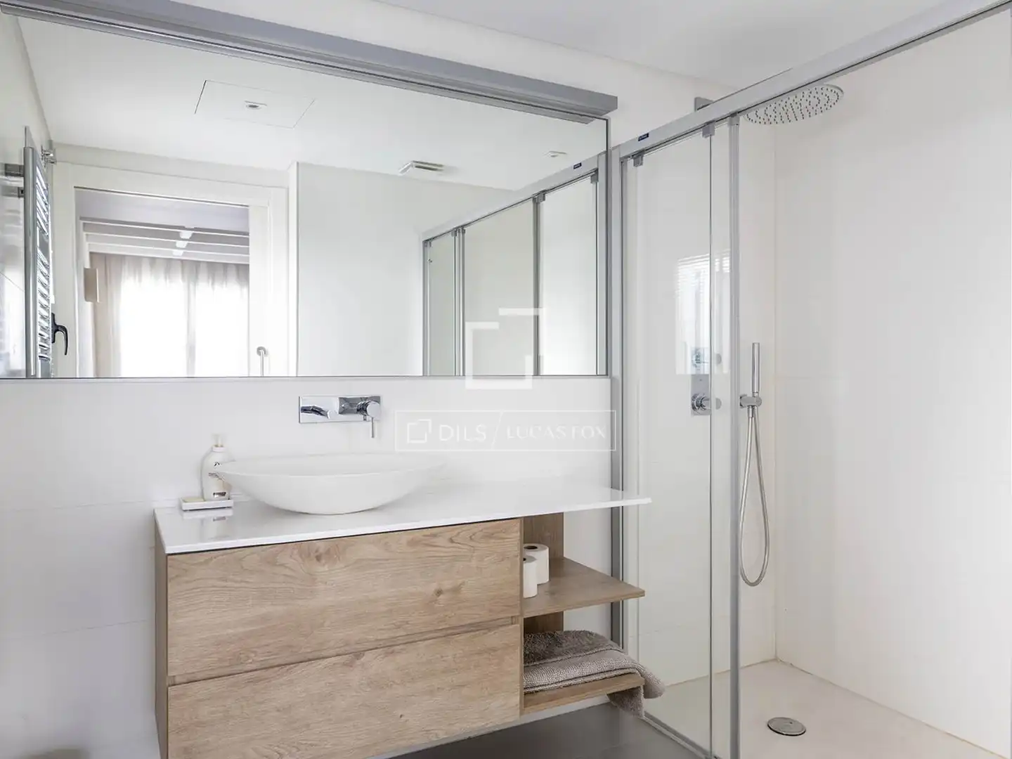 Badezimmer von Dachboden zum Verkauf in Barcelona mit Klimaanlage, Heizung und Parkett