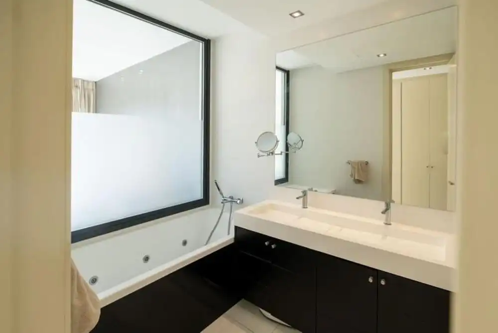 Baño de Planta baja de alquiler en Benahavís con Aire acondicionado, Terraza y Piscina