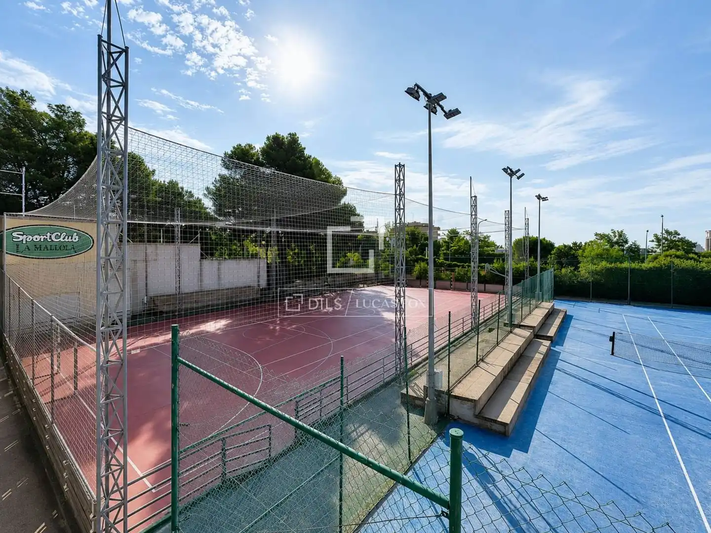 Vista exterior de Casa o xalet en venda en Esplugues de Llobregat amb Aire condicionat, Calefacció i Terrassa