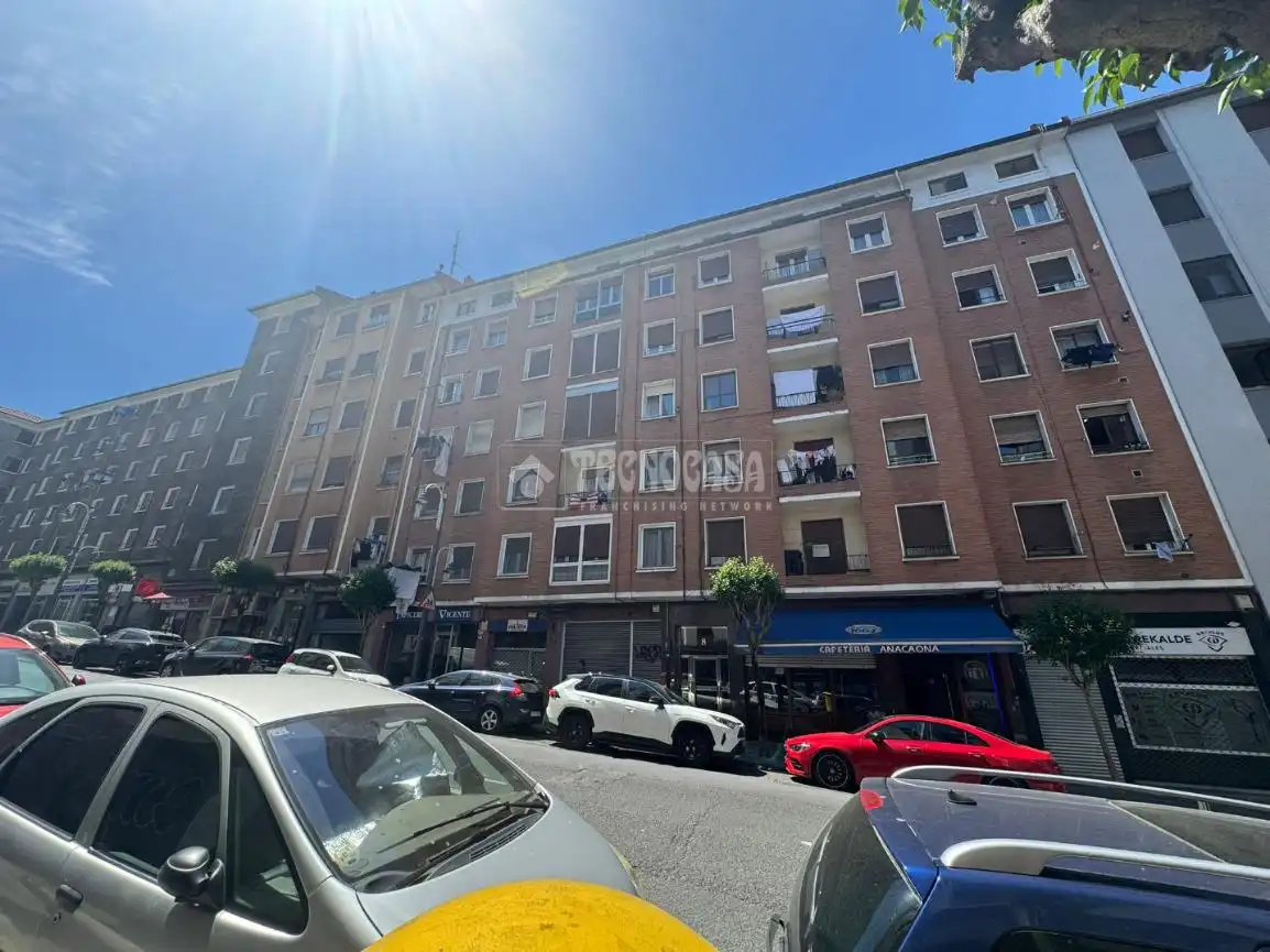 Vista exterior de Piso en venta en Bilbao  con Balcón